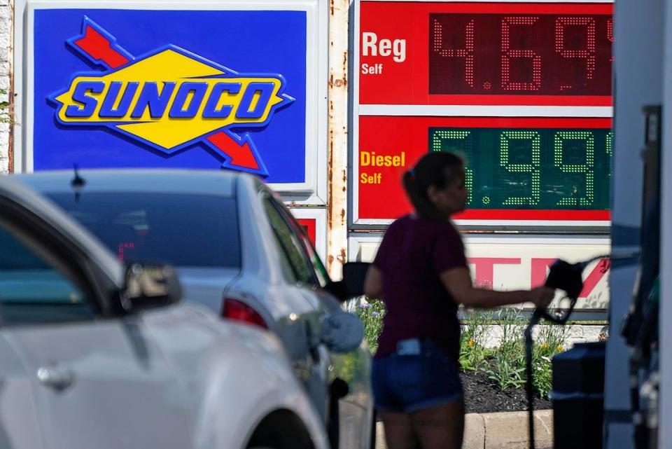 Una mujer carga gasolina en un minimercado Sunoco en Independence, Ohio, el martes 12 de julio de 2022. (AP Photo/Gene J. Puskar)