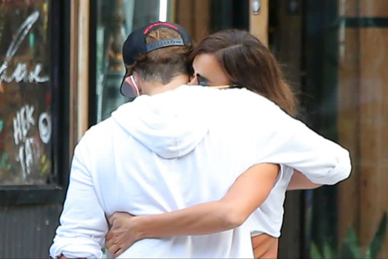 Bradley Cooper e Irina Shayk protagonizaron un dulce momento en la vía pública