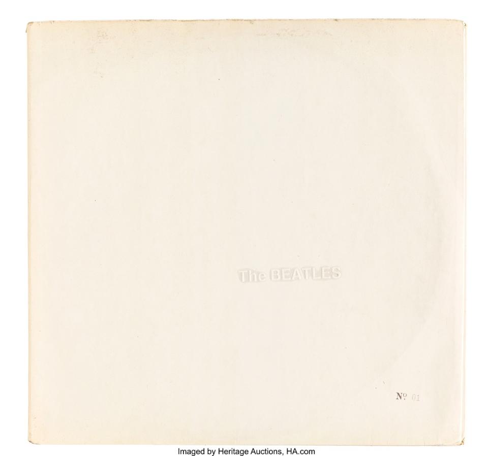 <p>La copertina dell’Album Bianco con su scritto ‘No.01’ è il pezzo forte dell’asta: vale, di base, almeno 90mila euro. Il motivo? Di questo tipo ne esisterebbero solo 4 copie. (PICS BY HERITAGE AUCTIONS / CATERS) </p>