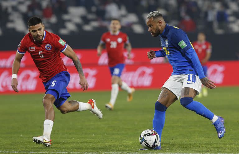 Neymar, en acción ante Paulo Díaz en la victoria de Brasil ante Chile; el delantero es uno de los pocos titulares que le quedaron a Tite