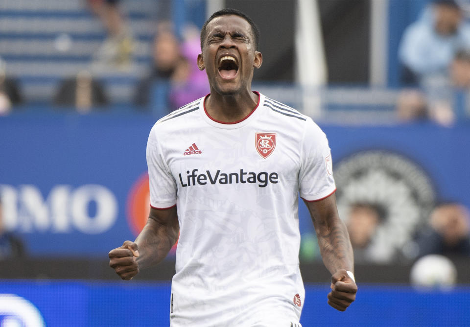 El delantero venezolano Sergio Córdova festeja tras anotar el segundo gol del Real Salt Lake en partido frente a Montreal, en la MLS, el domingo 22 de mayo de 2022, en Montreal, Canadá. (Graham Hughes/The Canadian Press vía AP)