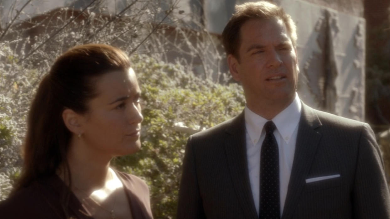  Ziva and Tony talking to Gibbs outdoors in NCIS. 