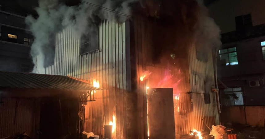 彰化縣田中鎮一棟2樓鐵皮屋民宅燃起大火，濃煙遮天，嚇壞一旁鄰居。（圖／翻攝畫面）