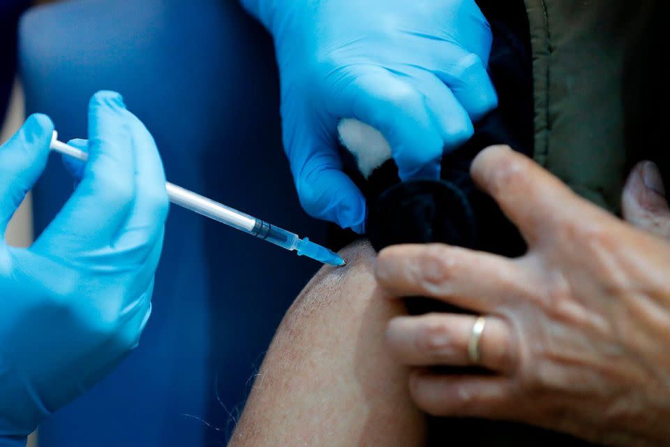 Una enfermera administra la vacuna Pfizer-BioNTech COVID-19 en el Guy's Hospital de Londres, el 8 de diciembre de 2020. (Foto: Frank Augstein / POOL / AFP via Getty Images)