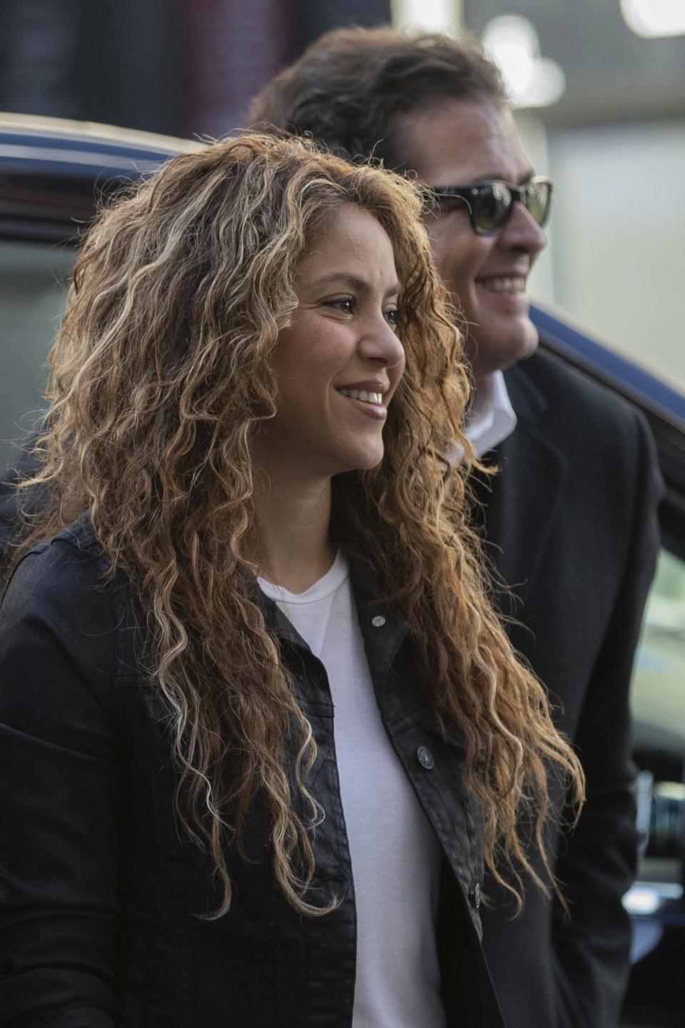 Shakira, centro, y Carlos Vives, derecha, llegan a un juzgado en Madrid el miércoles 27 de marzo del 2019. Los astros colombianos defendieron que su canción “La bicicleta” es original y que no tiene nada que ver con otro tema editado en 1997 por un artista cubano que los demanda por plagio. (AP Foto)