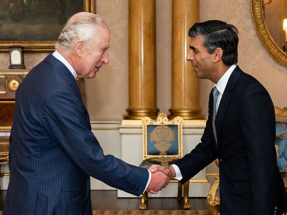 König Charles III. hat Rishi Sunak (r.) am Dienstag zum britischen Premierminister ernannt. (Bild: getty images/AARON CHOWN/POOL/AFP)