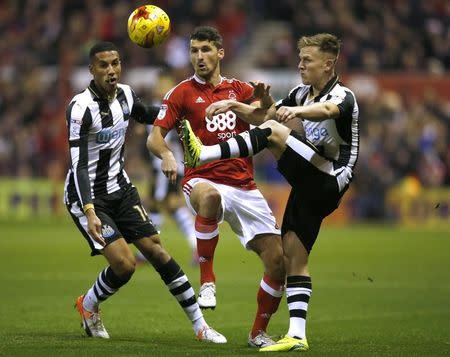 Britain Football Soccer - Nottingham Forest v Newcastle United - Sky Bet Championship - The City Ground - 2/12/16 Newcastle's Matt Ritchie and Isaac Hayden in action with Nottingham Forest's Eric Lichaj Mandatory Credit: Action Images / Paul Childs Livepic