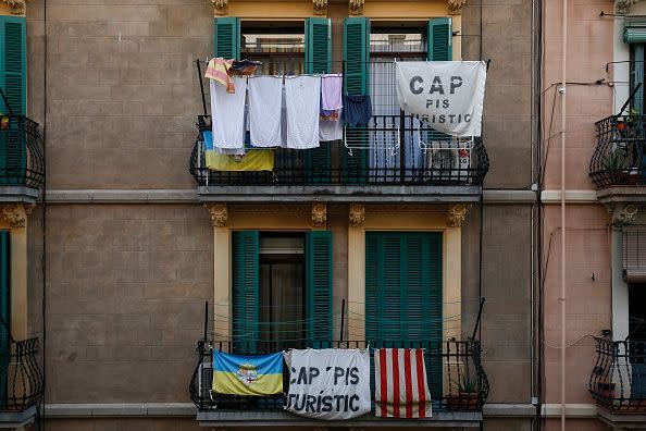 T<em>ela con el texto “Ningún piso turístico” colgada de un balcón del barrio de la Barceloneta, en Barcelona, para protestar contra el alquiler de apartamentos turísticos (PAU BARRENA / AFP / Getty Images).</em>