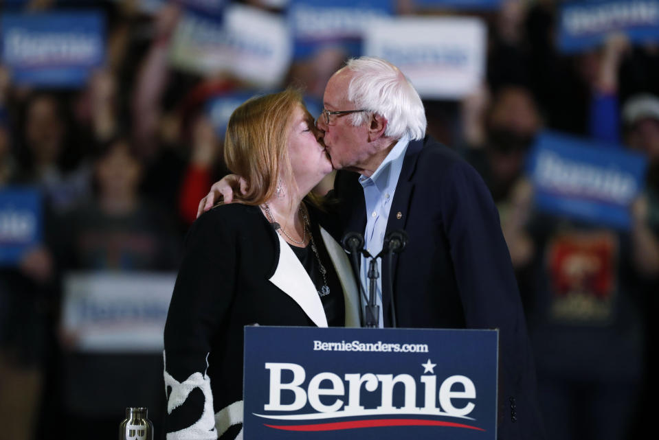 El precandidato presidencial demócrata Bernie Sanders, senador por Vermont, besa a su esposa Jane durante un acto de campaña, el domingo 16 de febrero de 2020, en Denver. (AP Foto/David Zalubowski)