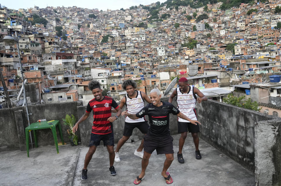 Jóvenes interpretan el estilo de baile callejero conocido como passinho para sus cuentas de redes sociales, en la favela Rocinha de Río de Janeiro, Brasil, el miércoles 17 de abril de 2024. El passinho, o "pequeño paso", creado en la década del 2000 por jóvenes de las favelas de Río, fue declarado "patrimonio cultural inmaterial" por los legisladores estatales. (Foto AP/Silvia Izquierdo)