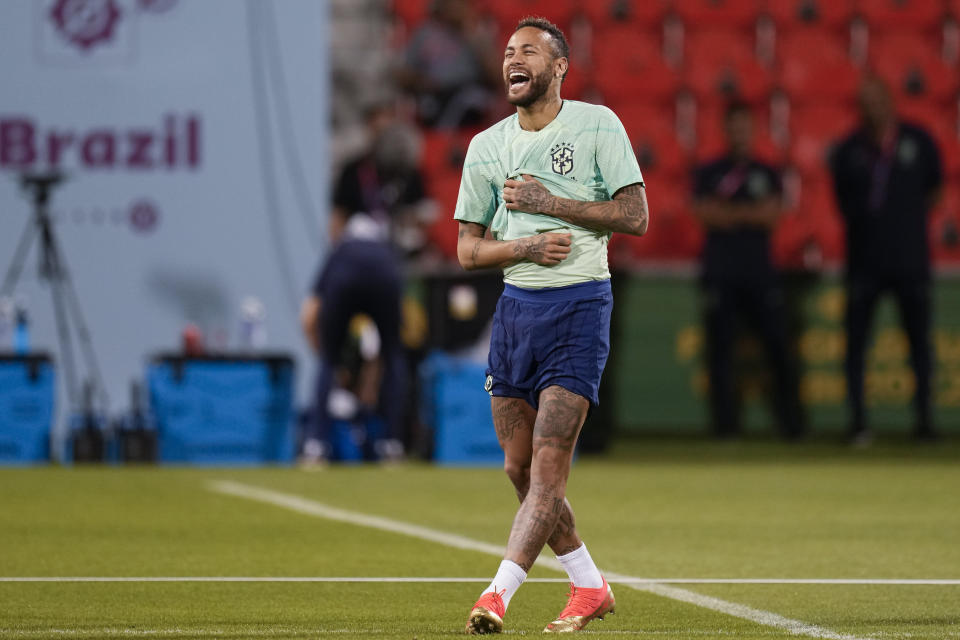 El delantero brasileño Neymar sonríe durante un entrenamiento en el estadio Grand Hamad de Doha, Qatar, el 4 de diciembre de 2022. Brasil se enfrentará a Corea de Sur en octavos de final del Mundial. (AP Foto/Andre Penner)