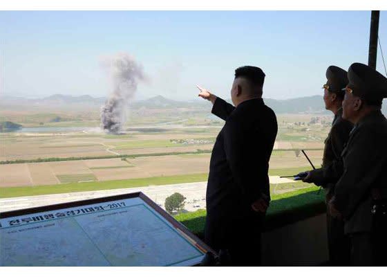 北韓4日舉行以打擊航母為想定的空軍實彈演練，金正恩親自到場視察。（勞動新聞）