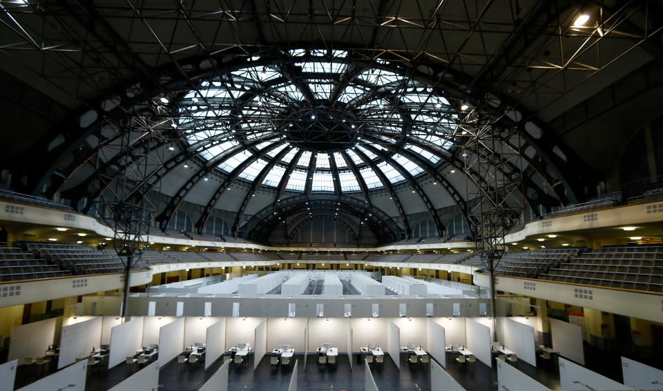 Wie hier in der Festhalle in Frankfurt am Main entstehen überall Impfzentren um den logistischen Kraftakt zu bewältigen. (Bild: REUTERS/Ralph Orlowski)