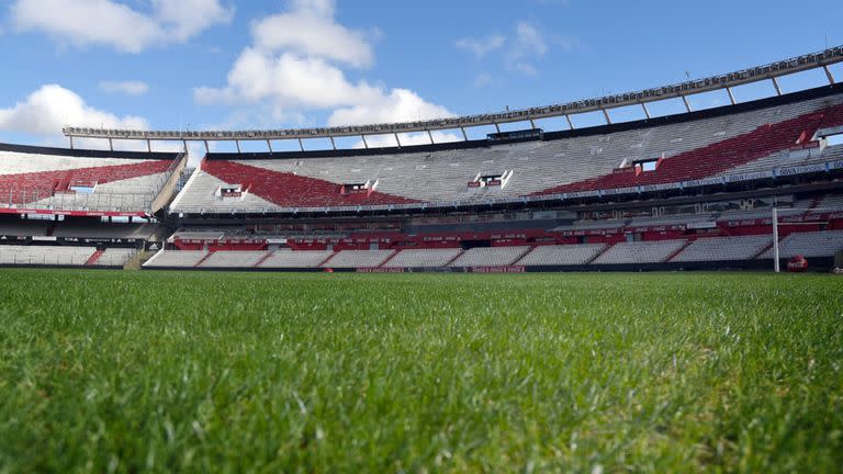 El césped del Monumental luce renovado; habrá que ver si el martes Gallardo saldrá conforme tras la revancha con Guaraní