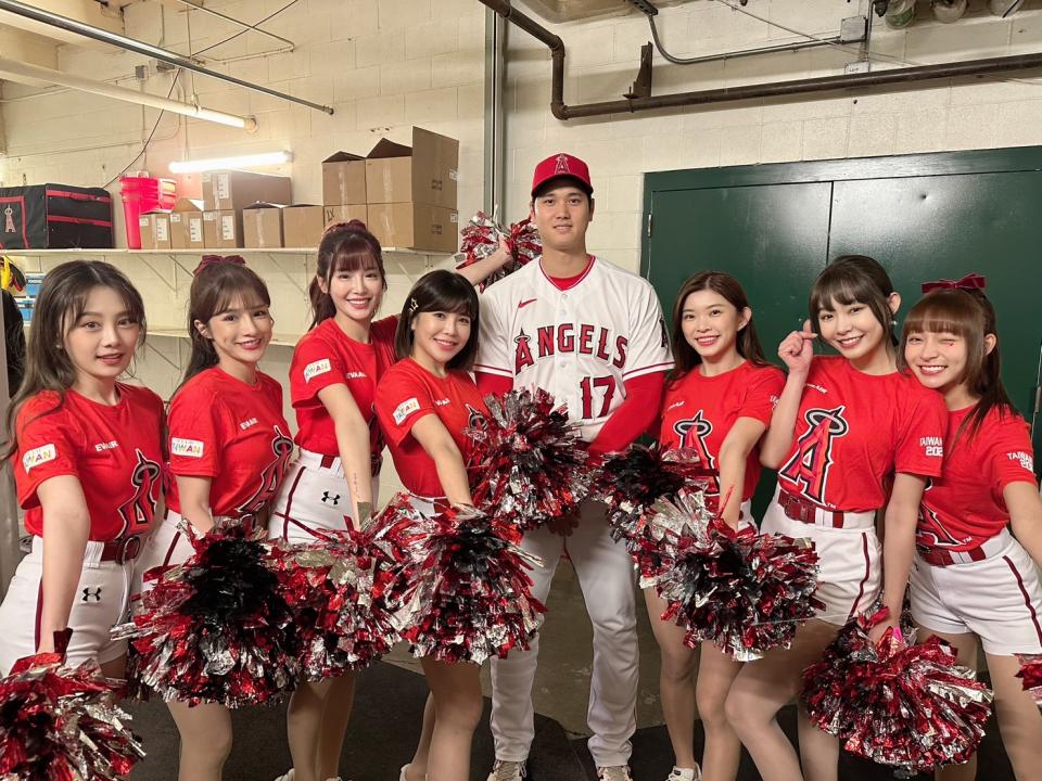 樂天女孩與大谷翔平合照。（樂天桃猿球團提供）