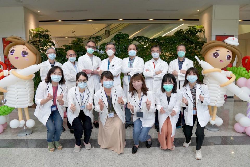 中國醫大新竹附醫肺癌專科團隊，由多專科聯合共同照顧肺癌個案，並定期共同討論新診斷或困難治療個案。 （記者彭新茹攝）