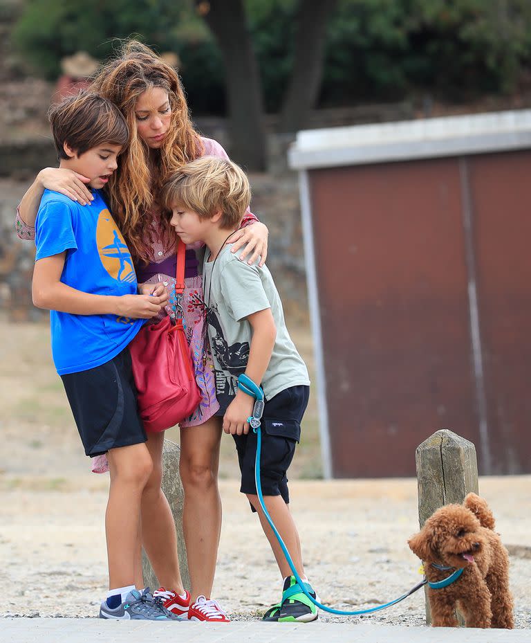 Photo ©2022 13JNTH/Lagencia Press

PREMIUM EXCLUSIVE 

Singer Shakira is seen with her kids for the first time after Pique’s pics kissing new girl. A source close to Shakira has reportedly claimed that the pop sensation was left very angry with Pique's public display of affection. The duo had reportedly made a pact that neither would appear in public with their partners during the first year since their separation. Shakira has found in her two children her refuge and her best medicine in this difficult personal moment she is going through.****

La cantante Shakira es vista con sus hijos por primera vez después de las fotos de Piqué besando a una chica nueva. Una fuente cercana a Shakira afirmó que la cantante se quedó muy enojada con la muestra pública de afecto de Piqué. Según los informes, el dúo había hecho un pacto de que ninguno de los dos aparecería en público con sus parejas durante el primer año desde su separación. Shakira ha encontrado en sus dos hijos su refugio y su mejor medicina en este difícil momento personal que atraviesa.