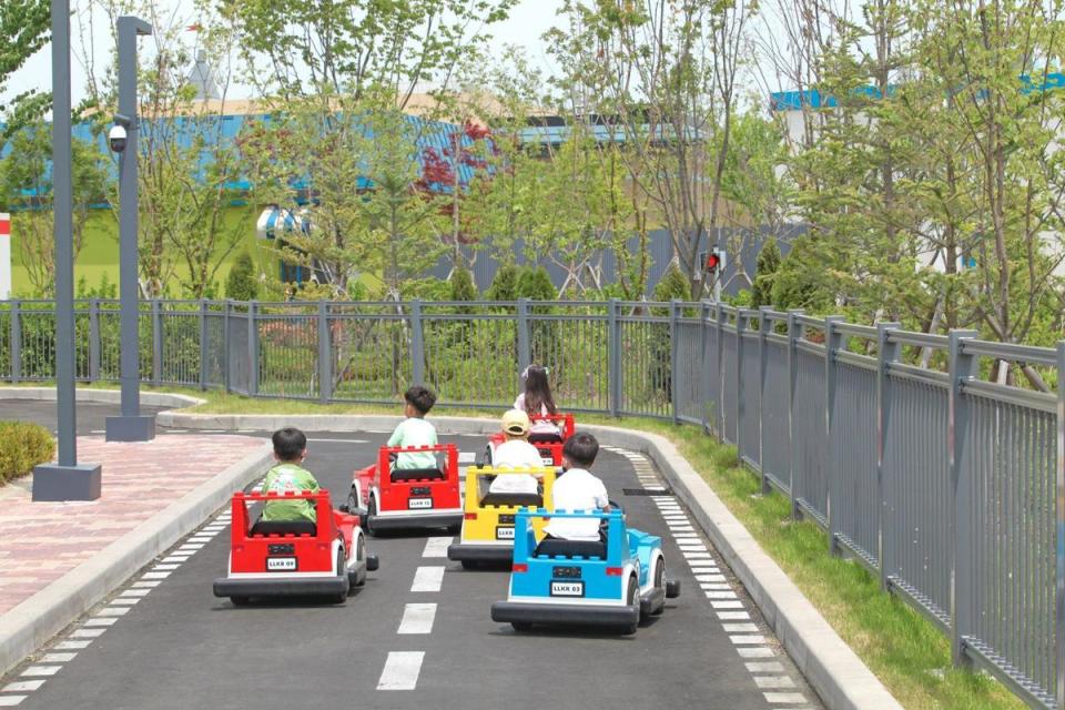 小朋友在「開車學校」裡完成任務後還可以獲得「駕照」。（翻攝韓國觀光公社粉絲團）