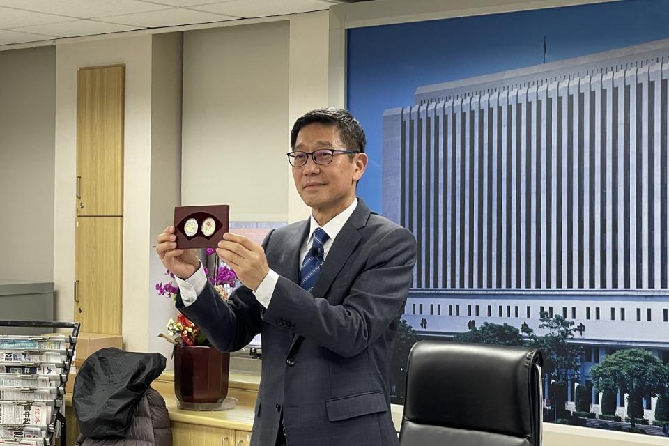 央銀發行局局長鄧延達3日發布「甲辰龍年生肖紀念套幣」。（圖：張佳琪攝）