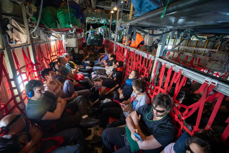 En el avión de la Fuerza Aérea, los ocho bailarines viajaron con una delegación del ministerio de Cultura y de Defensa, además de científicos, arquitectos y militares