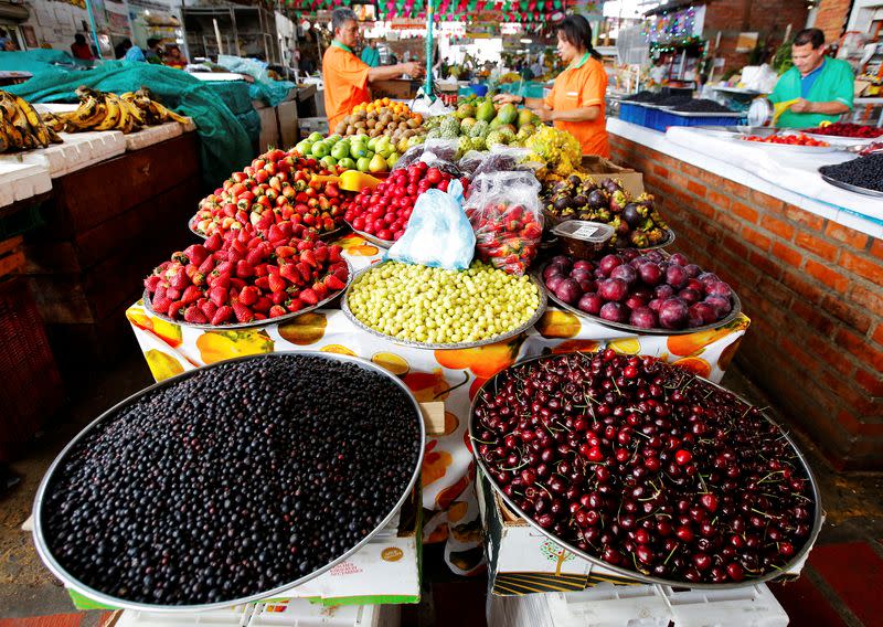 FOTO DE ARCHIVO. Personas trabajan en un puesto de verduras y frutas en Cali