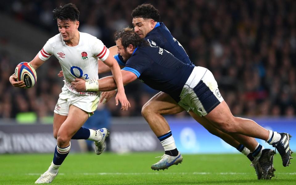 Marcus Smith of England breaks with the ball from Sione Tuipulotu and Pierre Schoeman of Scotland during the Six Nations Rugby match between England and Scotland at Twickenham Stadium on February 04, 2023 - Getty Images/Shaun Botterill