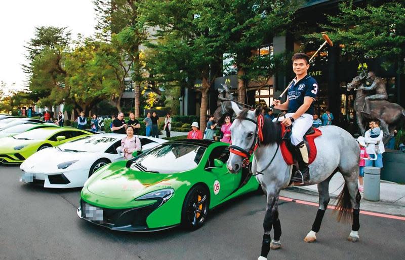 竹風建設少東徐子鑑擁有英國牛津大學高學歷，愛玩名車，又會騎馬，年初與韓籍美女妻子離婚登上新聞版面。（翻攝竹風建設臉書）