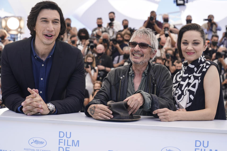 De izquierda a derecha, el actor Adam Driver, el director Leos Carax y la actriz Marion Cotillard posan con motivo del estreno de su película "Annette" en el Festival Internacional de Cine de Cannes, en el sur de Francia, el martes 6 de julio de 2021. (AP Foto/Brynn Anderson)