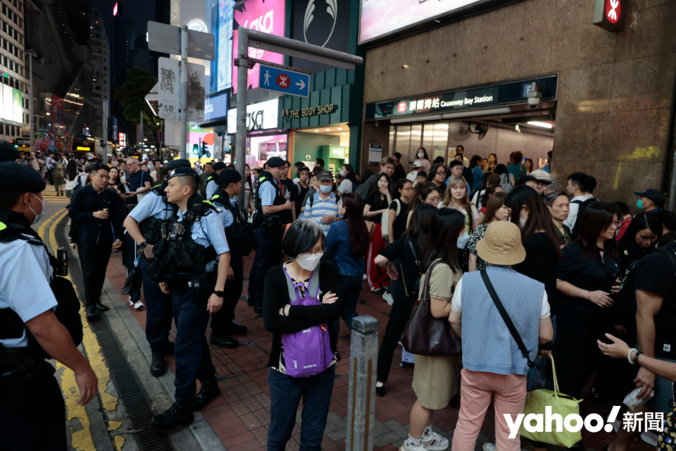 警員指市民不可在地鐵站外停留