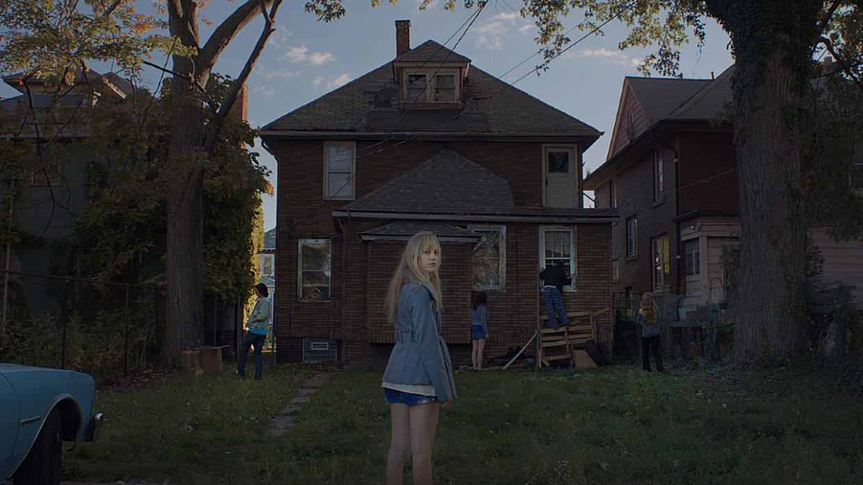  Maika Monroe in It Follows. 