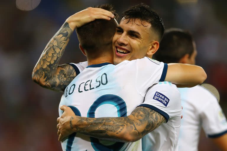 Leandro Paredes y Giovani Lo Celso son titulares fundamentales en la selección argentina, pero viven presentes muy complicados en sus clubes. (Foto de Lucas Uebel/Getty Images)