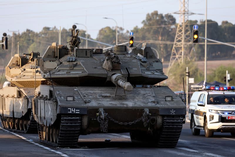 Tanques israelíes en una carretera cerca de la frontera de Israel con la Franja de Gaza