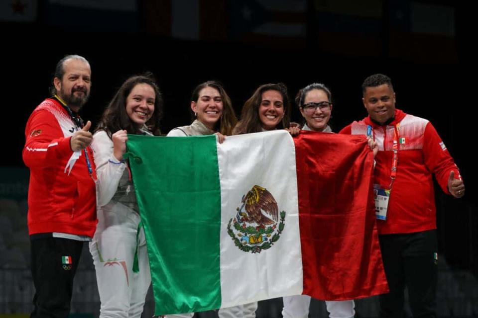 El equipo femenil consiguió el bronce la medalla de bronce en florete por equipos de esgrima. Foto: Conade