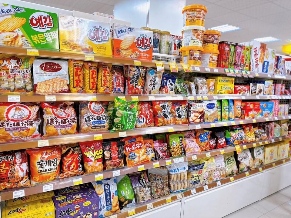 寶雅也默默販售不少零食商品，當中不乏來自日韓進口的人氣餅乾糖果 圖片來源：LOOKin編輯拍攝