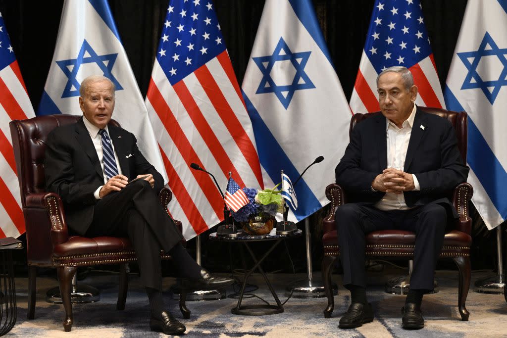  President Joe Biden (L) listens to Israel's Prime Minister Benjamin Netanyahu as he joins a meeting of the Israeli war cabinet in Tel Aviv on October 18, 2023. 