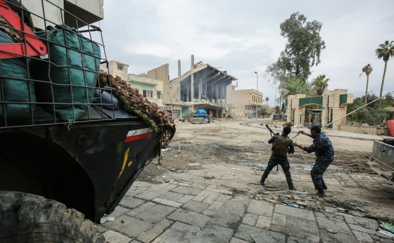 Members of the Iraqi counter-terrorism service engage in combat in west Mosul March 21, 2017, during the government forces' ongoing offensive to retake the city from the IS group