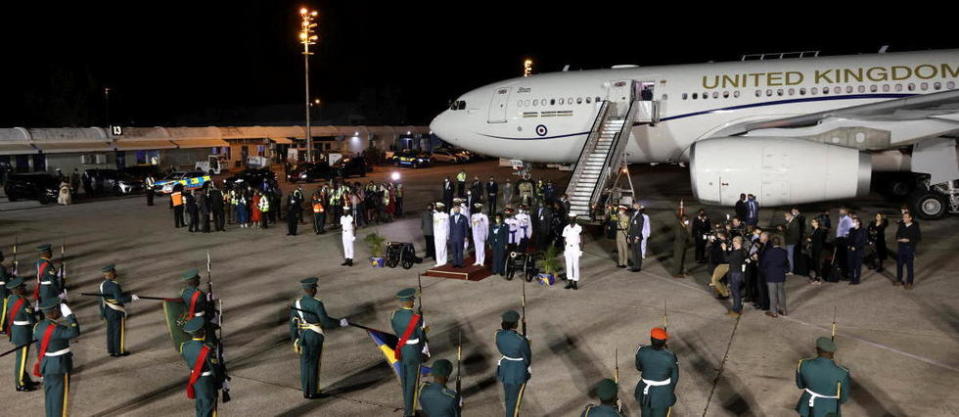 Les célébrations de cette transition historique vers le régime républicain, qui incluent fêtes et parades militaires, ont débuté lundi soir en présence du prince Charles, héritier de la couronne britannique.
