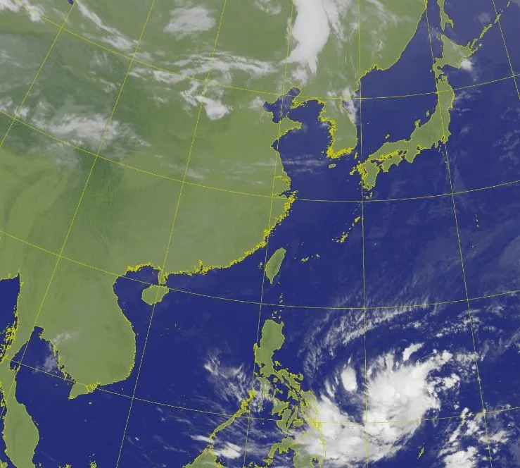 菲律賓海面上的熱帶擾動，可能發展成颱風「珊瑚」。（圖／中央氣象局）