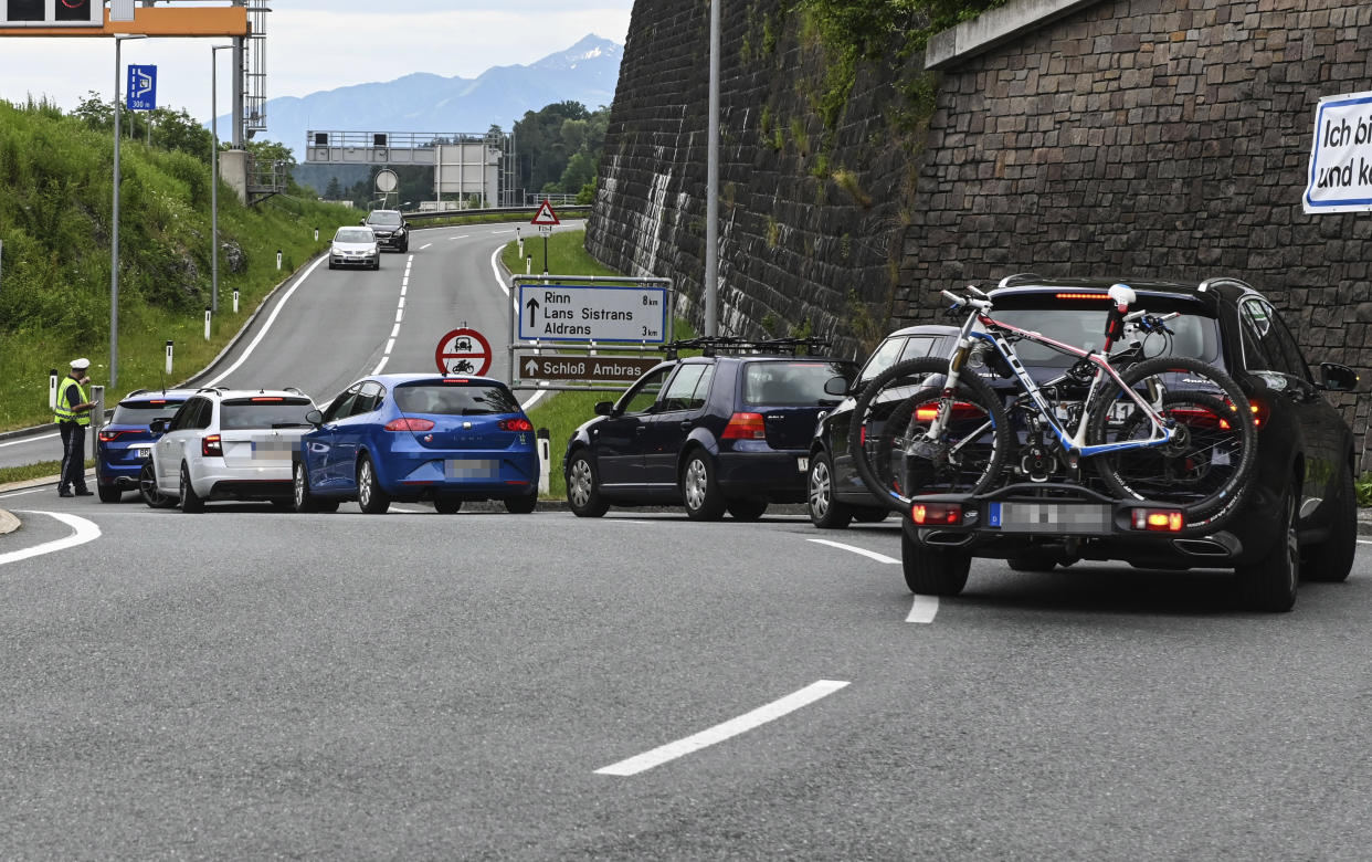 Die Polizei hat am Wochenende in Tirol die neuen Fahrverbote auf Ausweichstrecken durch Ortschaften durchgesetzt (Bild: Zeitungsfoto.At/Daniel Liebl/APA/dpa)