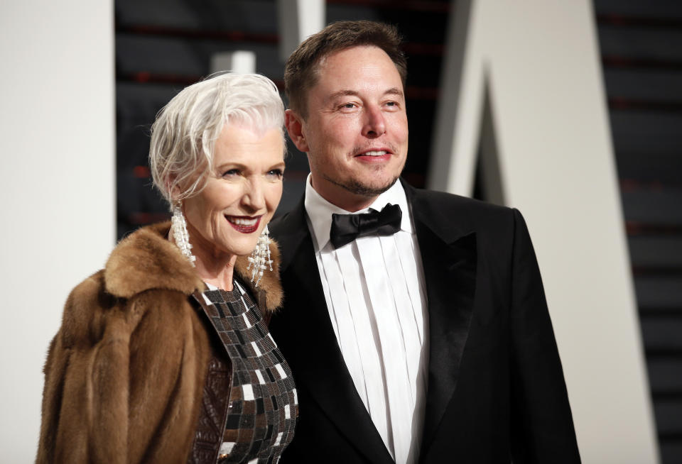 Elon Musk y su madre Maye Musk en una fiesta de los Oscars en 2017. REUTERS/Danny Moloshok