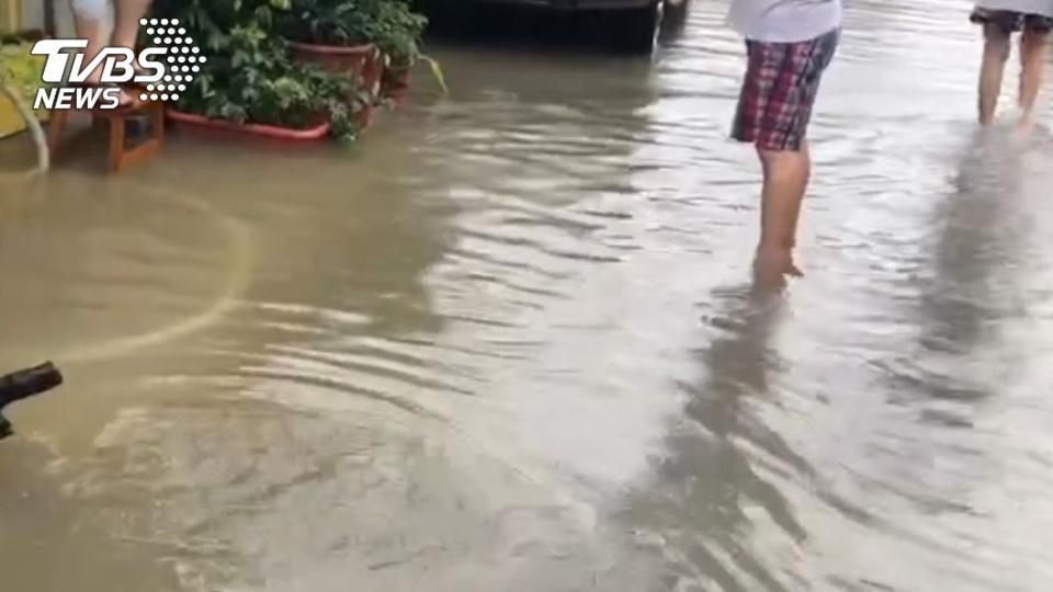 北投大業路淹水。（圖／民眾提供）