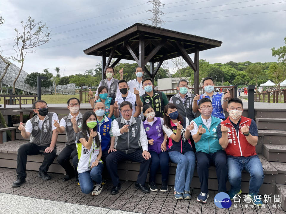 桃園市長鄭文燦邀請來賓們一起遊走變身之後的在桃園市虎頭山環保公園。