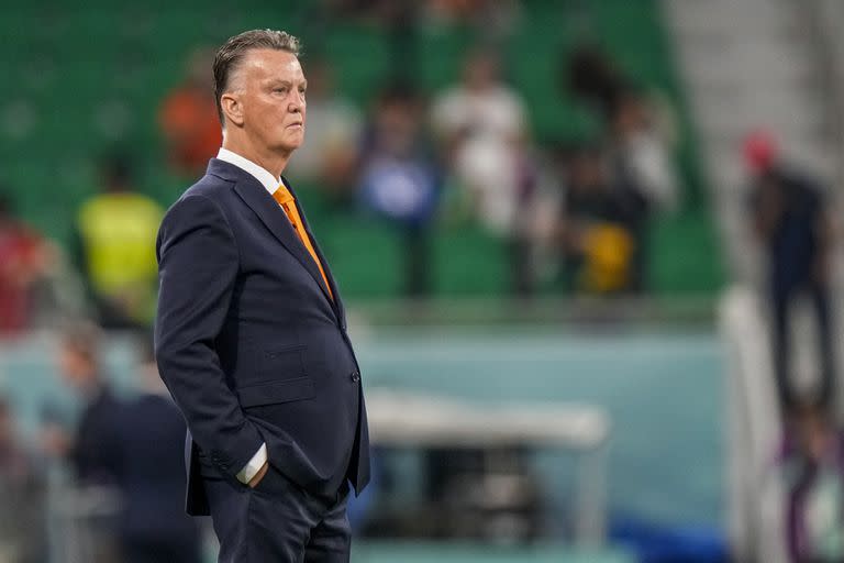 El seleecionador de Holanda Louis van Gaal observa el campo antes del encuentro de la selección ante Senegal en la Copa Mundial en Doha, Qatar el lunes 21 de noviembre del 2022.(AP Foto/Luca Bruno)