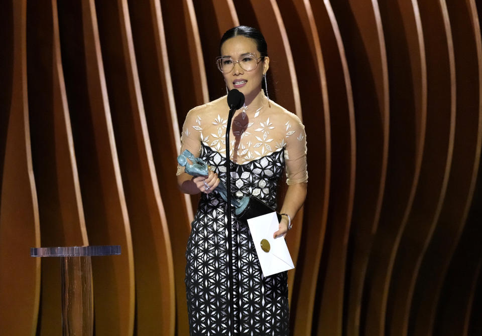 Ali Wong recibe el premio a mejor actriz en una película para televisión o serie limitada por "Beef" en la 30a entrega anual de los Premios SAG del Sindicato de Actores de la Pantalla el sábado 24 de febrero de 2024 en el Shrine Auditorium en Los Ángeles. (Foto AP/Chris Pizzello)