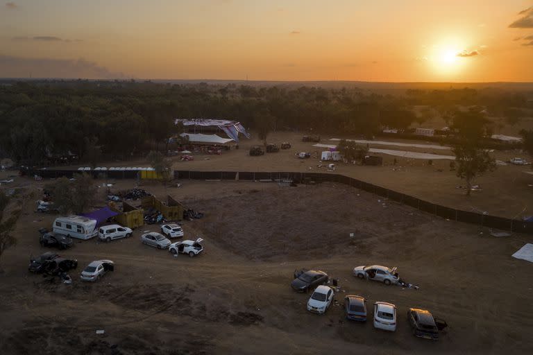El lugar del festival de música que fue atacado por combatientes de Hamas cuatro días antes, a pocos kilómetros de la frontera con Gaza en el kibutz Be'eri, Israel, el 11 de octubre de 2023. 