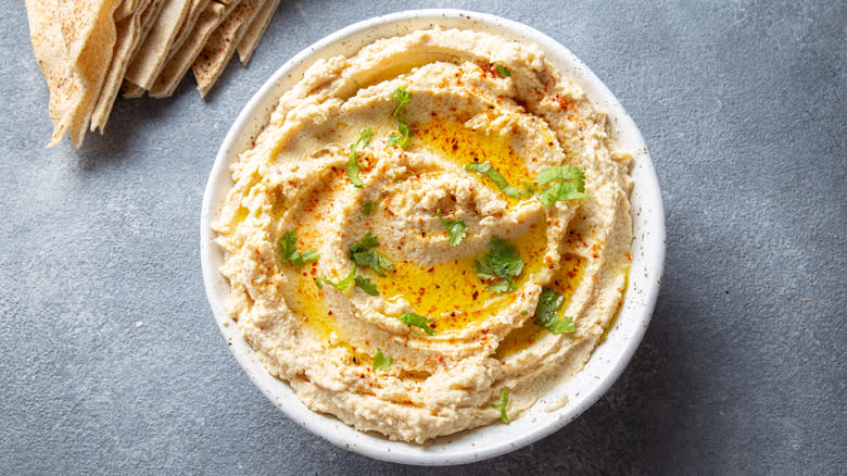 hummus with pita chips