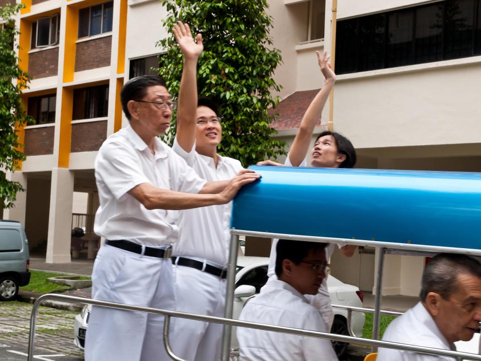 The PAP convoy making the rounds around Hougang estate on Sunday morning. (Yahoo! photo/Alvin Ho)