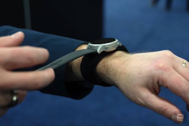 Smartwatch Omron HeartGuide takes your blood pressure