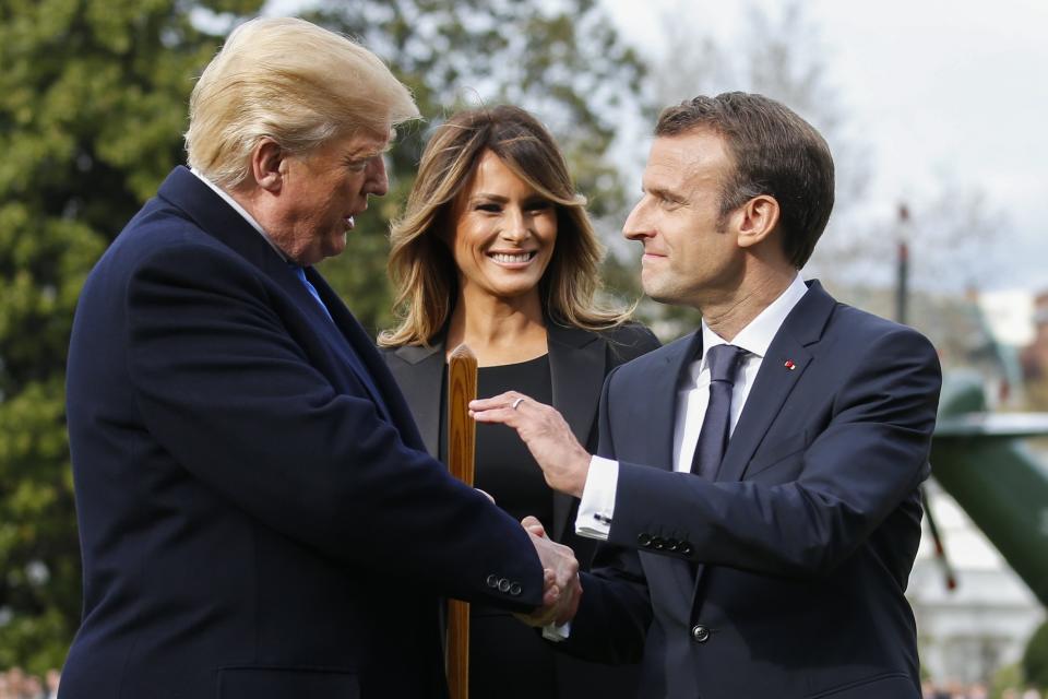 MCX35. WASHINGTON (EE.UU.), 23/04/2018.- El presidente de los Estados Unidos Donald J. Trump (i) felicita a su homólogo de Francia Emmanuel Macron (d) junto a Melania Trump (c) hoy, lunes 23 de abril de 2018, en la luego de plantar un árbol en la Casa Blanca en Washington (EE.UU.). EFE/SHAWN THEW