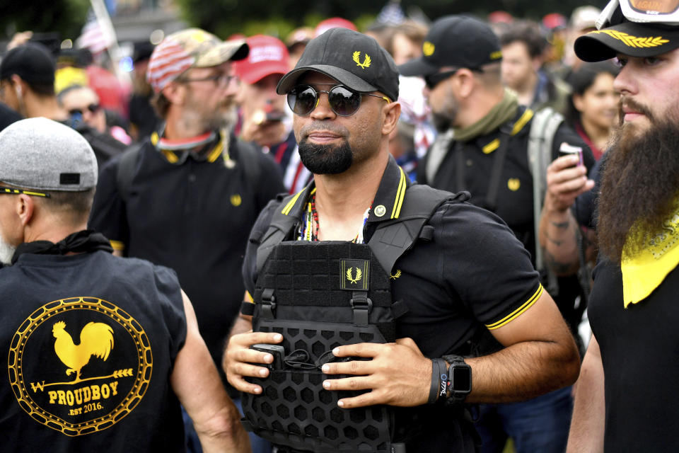 Enrique Tarrio, líder nacional de Proud Boys, es también director en Florida del grupo Latinos for Trump. (AP Photo/Noah Berger)